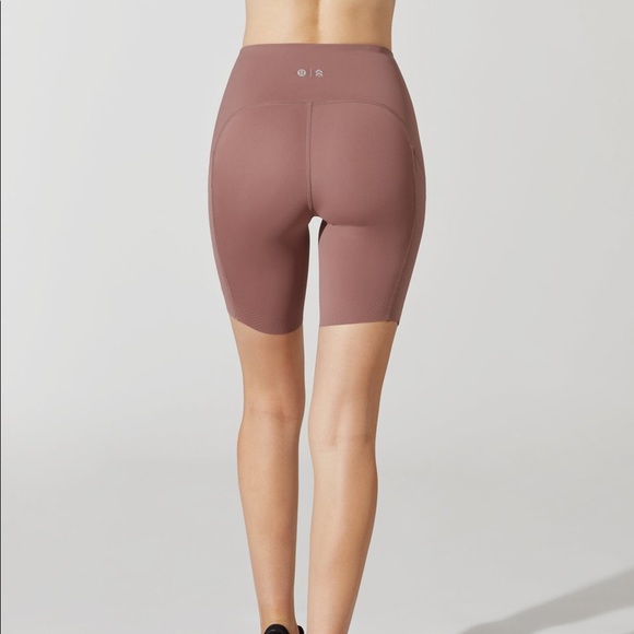 Lululemon X Barry’s Bootcamp Stronger As One Short - Picture 3 of 6